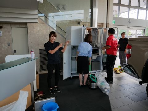 鈴木さんと　コカ・コーラ自販機